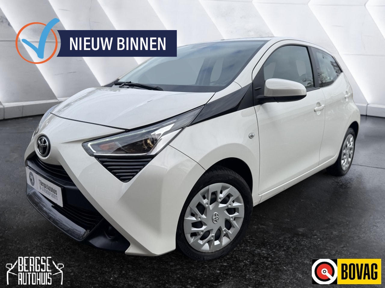 Toyota Aygo - 1.0 VVT-i x-play CARPLAY CAMERA AIRCO - AutoWereld.nl