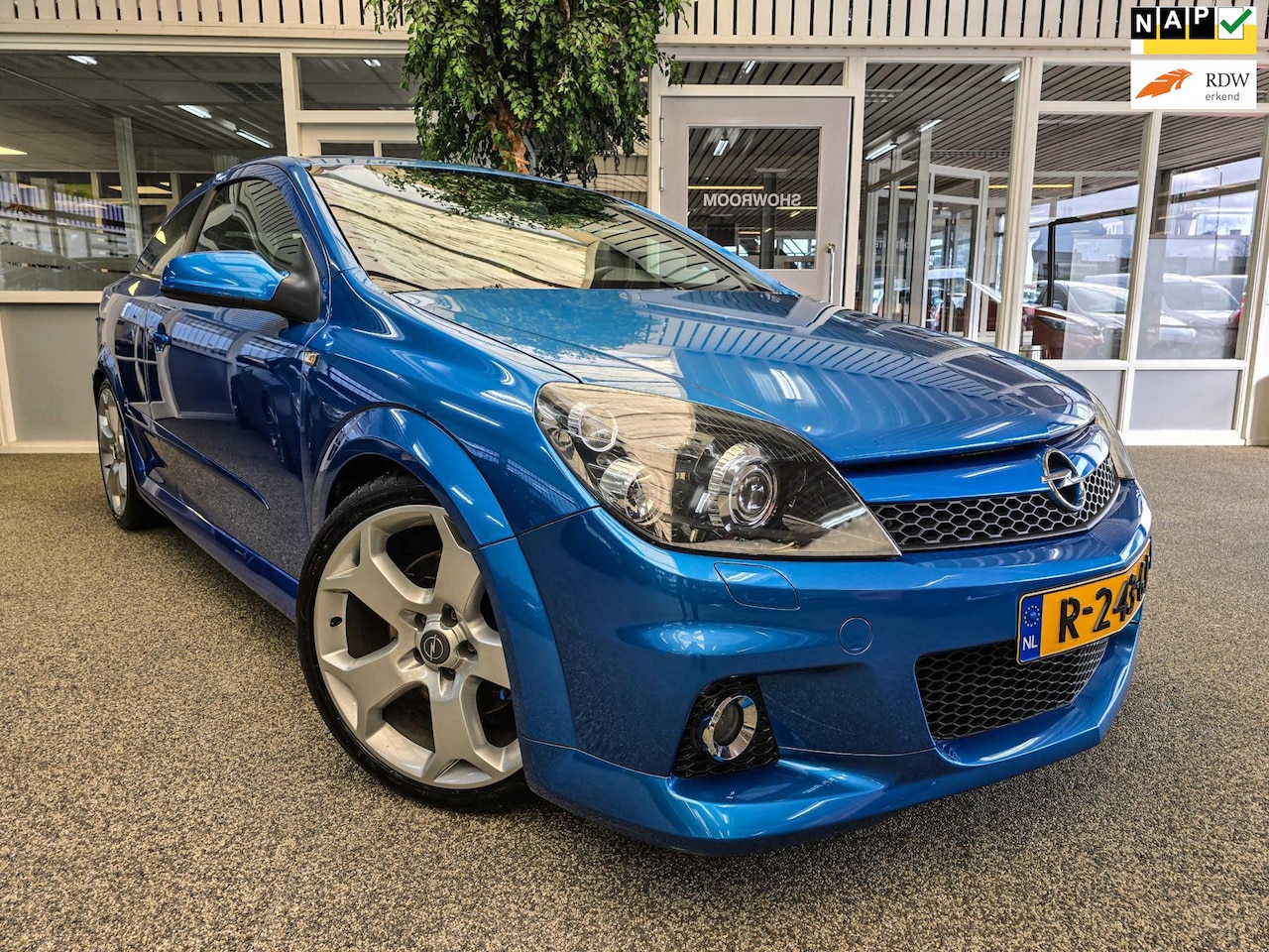 Opel Astra GTC - 2.0 T OPC 241PK! Xenon Recaro - AutoWereld.nl