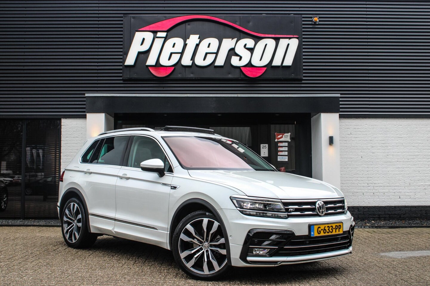 Volkswagen Tiguan - 1.5 TSI R-Line NAP PANO ACC VIRTUAL CAMERA - AutoWereld.nl