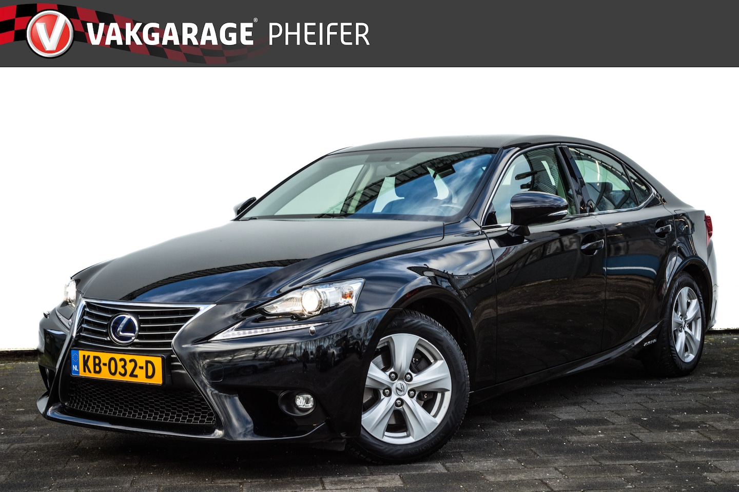 Lexus IS - 300h Aut. Navigatie/ Cruise control/ Climate control/ Tel. bluetooth/ Xenon - AutoWereld.nl