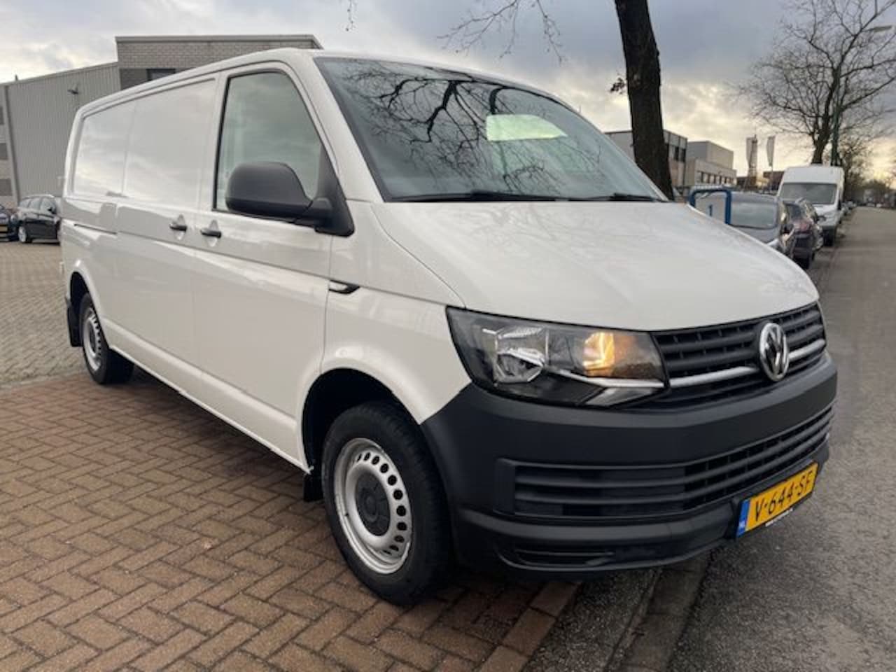 Volkswagen Transporter - 2.0 TDI 150pk L2 H1 Comfortline Airco,Cruisecontrol Zeer Nette Bus - AutoWereld.nl