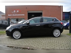 Alfa Romeo Giulietta - 1.4 T Distinctive airco nieuwe apk inruil mogelijk nap