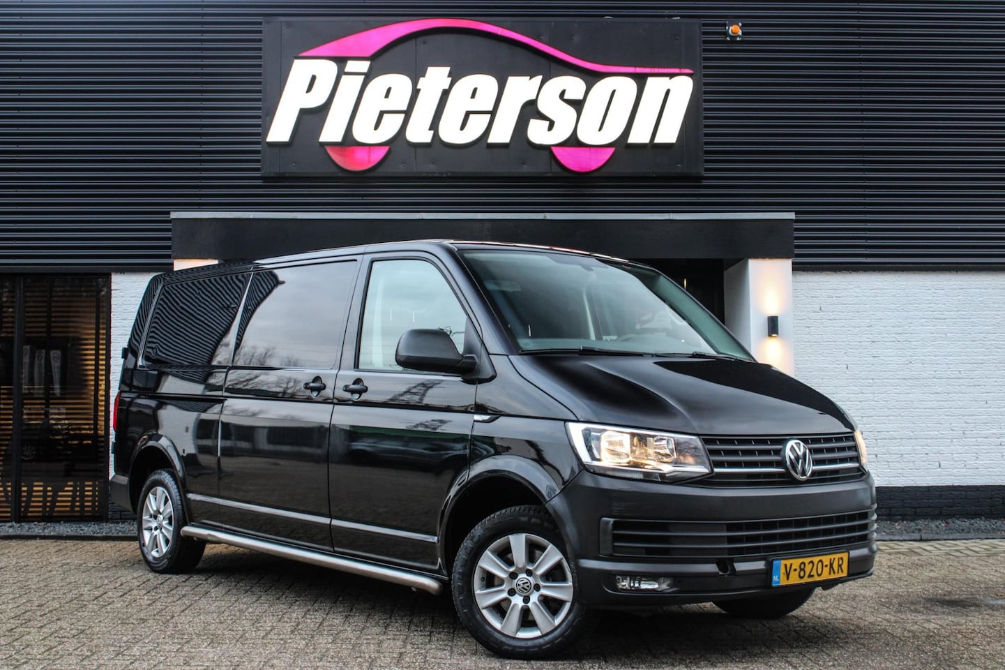 Volkswagen Transporter - 2.0 TDI L2H1 NAP BTW TREKHAAK CRUISE - AutoWereld.nl