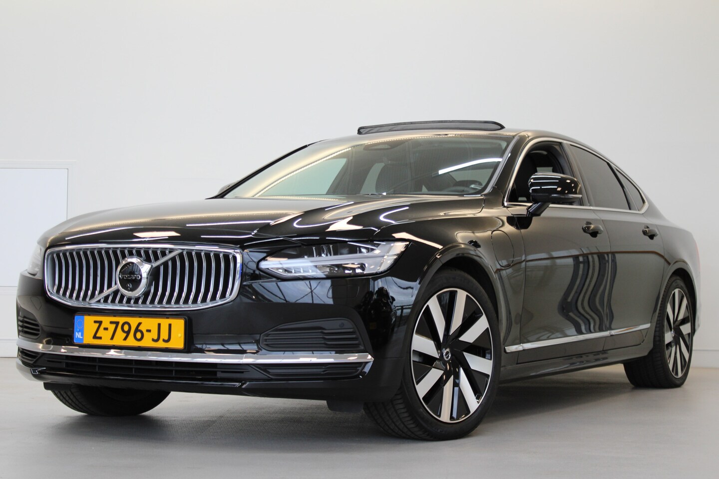 Volvo S90 - T8 455PK Plus Bright | Panoramdak | Trekhaak | 360º view Camera | Getint Glas | Leer - AutoWereld.nl