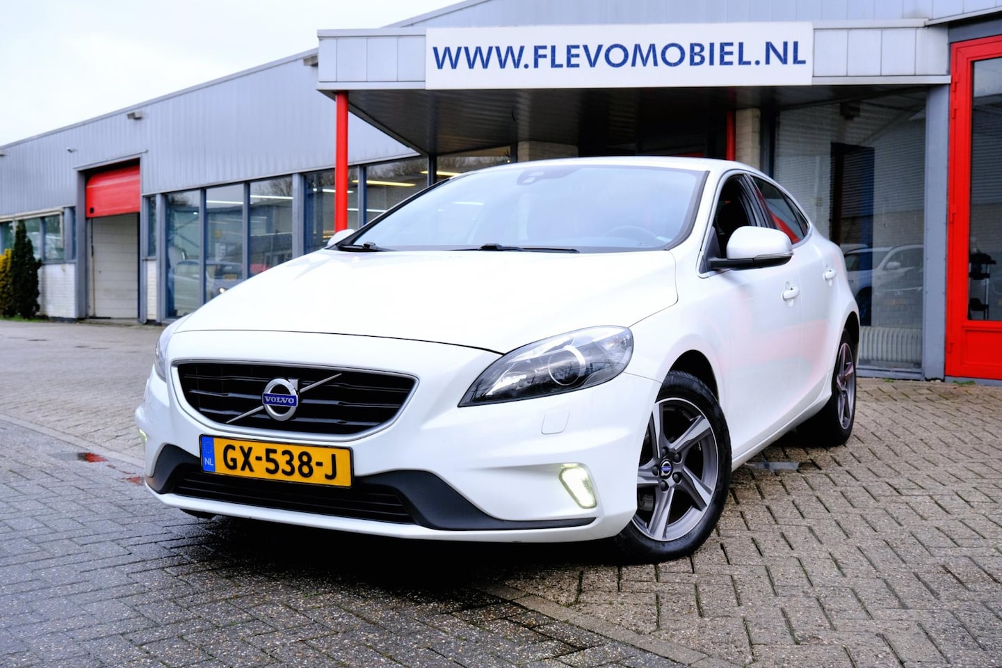 Volvo V40 - 2.0 D2 R-Design Navi|Clima|LMV|Leder-Alcantar - AutoWereld.nl