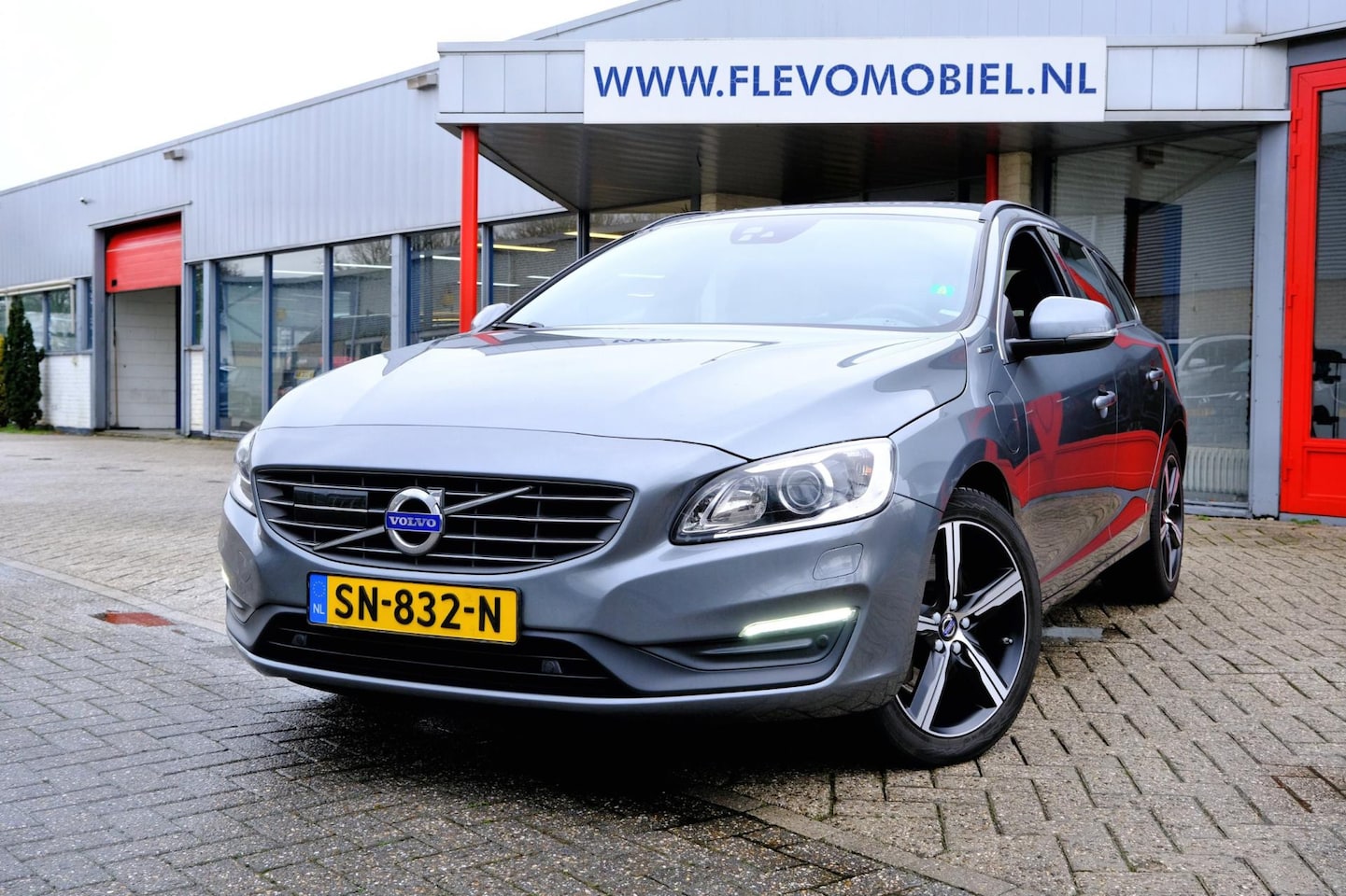 Volvo V60 - 2.4 D6 Twin Engine Special Edition Aut. Xenon|Adapt.Cruise|Navi|Clima\LMV - AutoWereld.nl