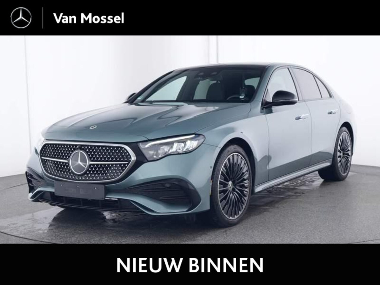 Mercedes-Benz E-klasse - 300 e AMG Line / Stoelverwarming / Achteruitrijcamera / Panaroma-schuifdak / - AutoWereld.nl