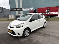 Toyota Aygo - 1.0 VVT-i Now 5-Deurs 68 PK. Als nieuw rijdende auto