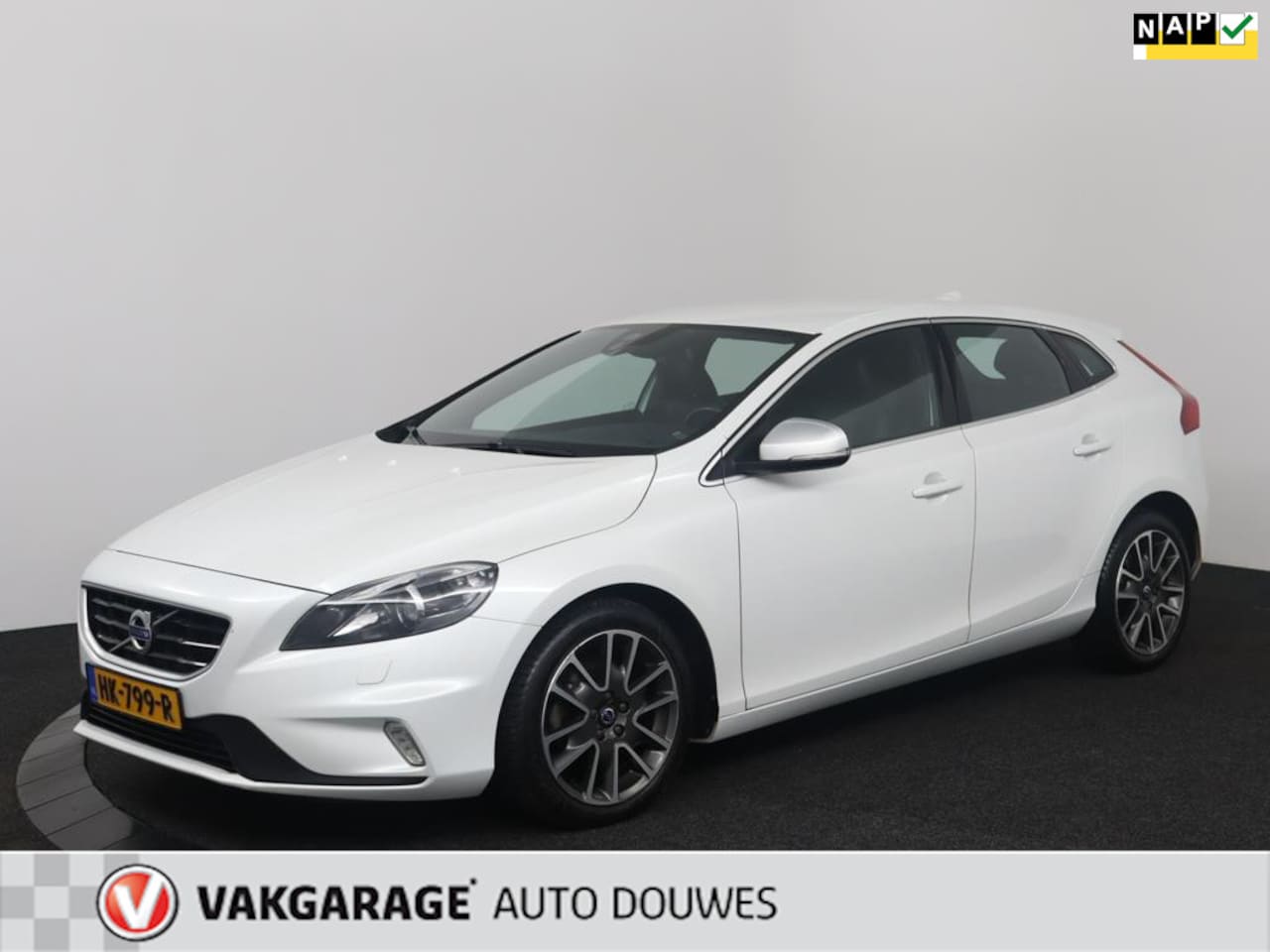 Volvo V40 - 2.0 D2 R-Design Business |NAP |Euro 6 | Leder/Alcantara |Cruise | - AutoWereld.nl