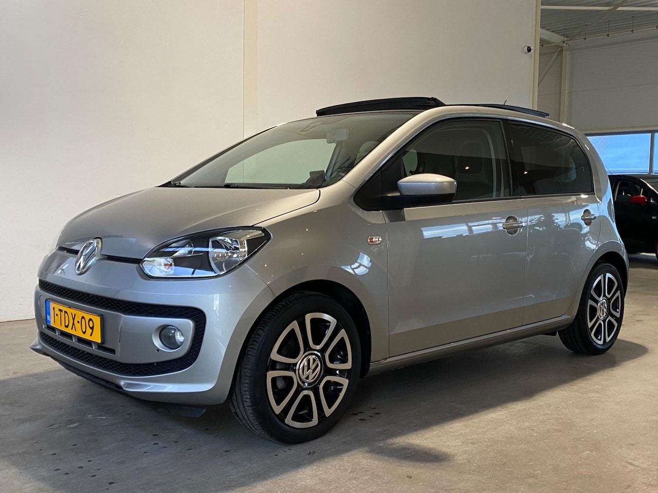 Volkswagen Up! - 1.0 high up! Pano Cruise PDC NL-auto 70dkm! - AutoWereld.nl