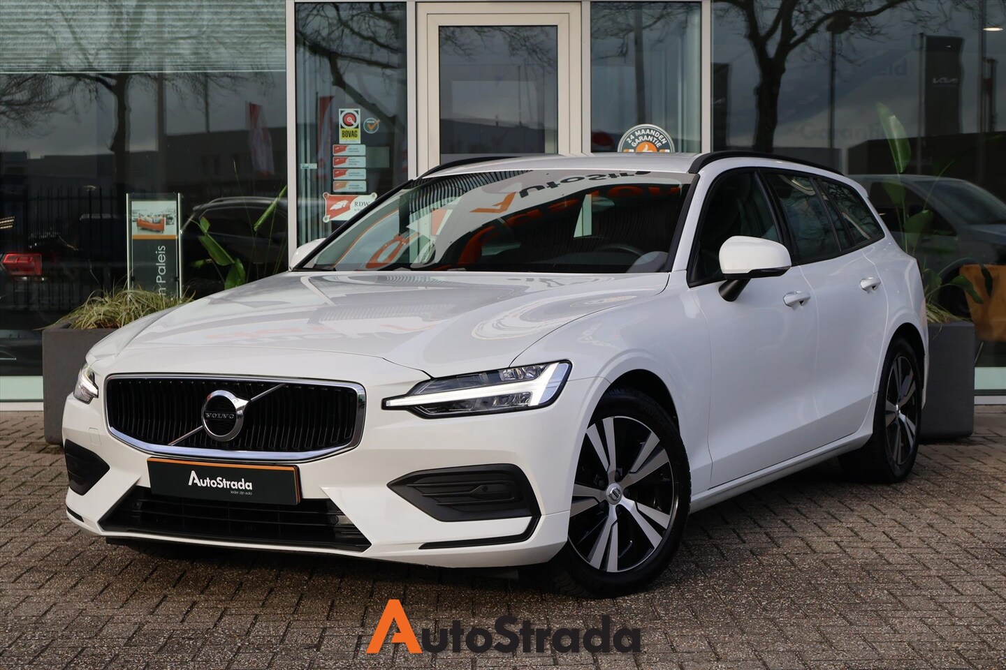 Volvo V60 - B3 Momentum Advantage 163pk | Carplay | LED | Navi | Climate | Camera - AutoWereld.nl