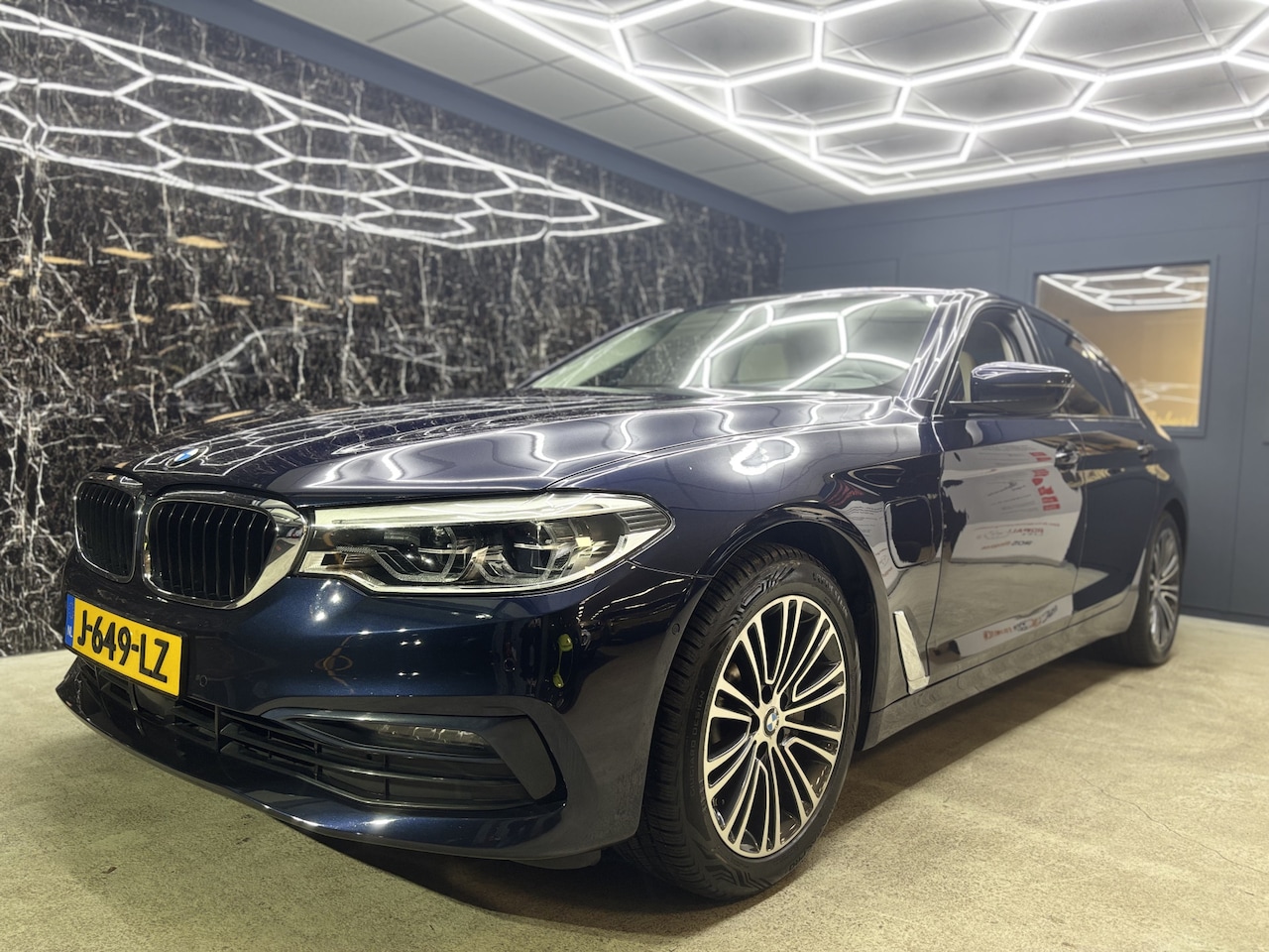 BMW 5-serie - 530e iPerformance High Executive laser light,soft close doors, headup display ambilight  n - AutoWereld.nl