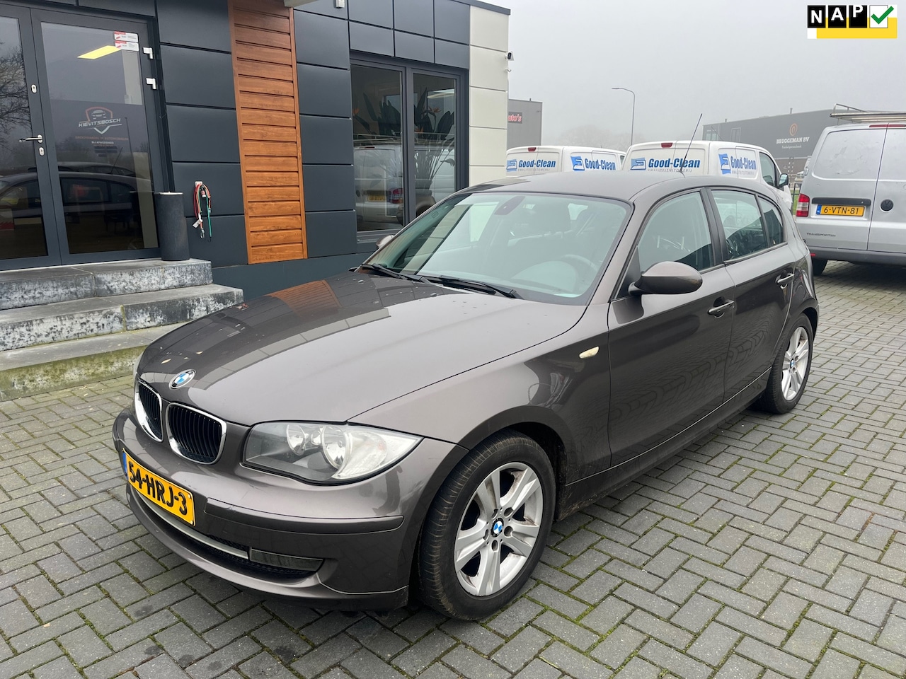 BMW 1-serie - 118i Business Line Ecc 2009 Bruin metallic - AutoWereld.nl