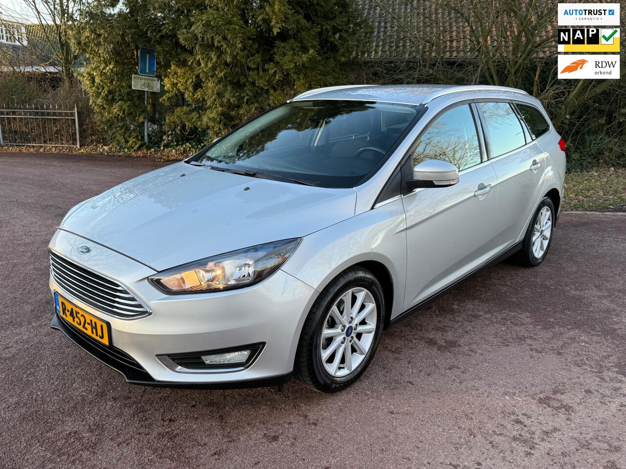 Ford Focus Wagon - 1.0 Titanium / Navi / Airco / stoelverwarming / pdc / Trekhaak - AutoWereld.nl