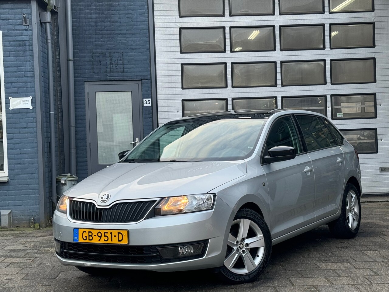 Skoda Rapid Spaceback - 1.2 TSI Greentech Style Edition | Airco | Navi | Pano | Cruise - AutoWereld.nl