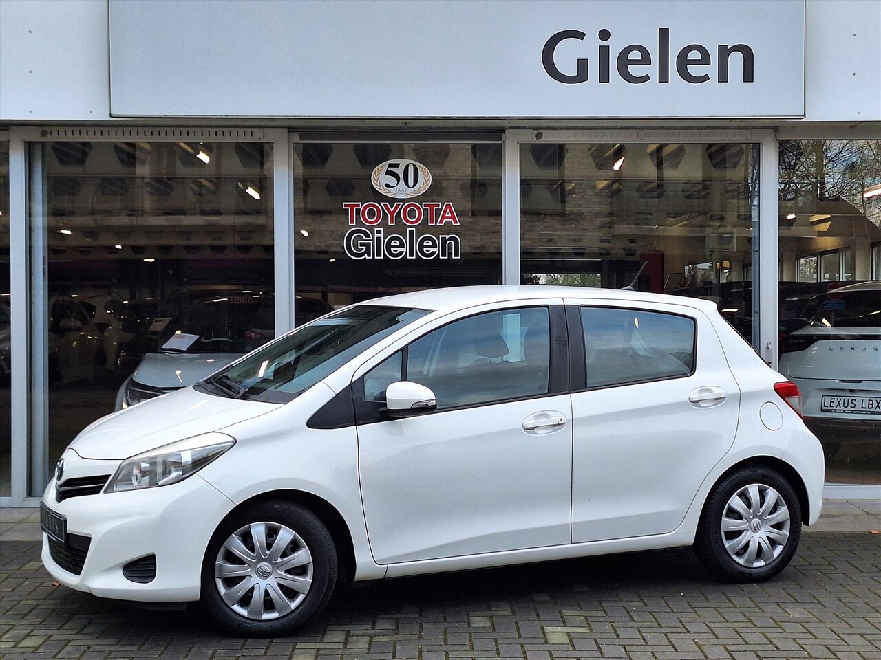 Toyota Yaris - 1.3 VVT-i 5D Aspiration Plus | Trekhaak, Navigatie, Parkeercamera, Bluetooth, Stuurbedieni - AutoWereld.nl