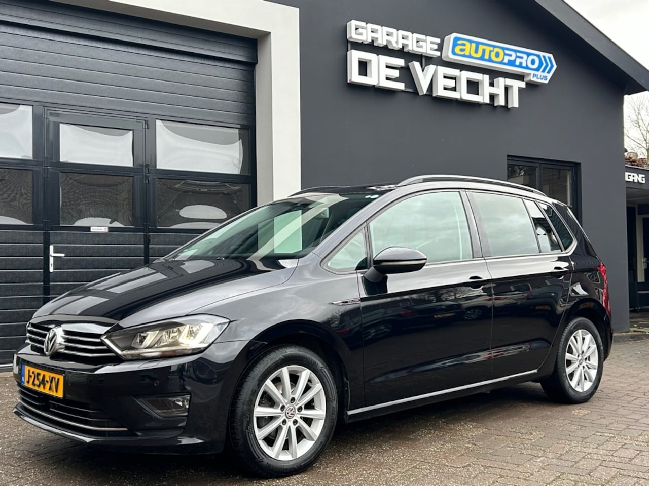 Volkswagen Golf Sportsvan - 1.2 TSI Connected Series NAVI/PANO/TREKHAAK - AutoWereld.nl