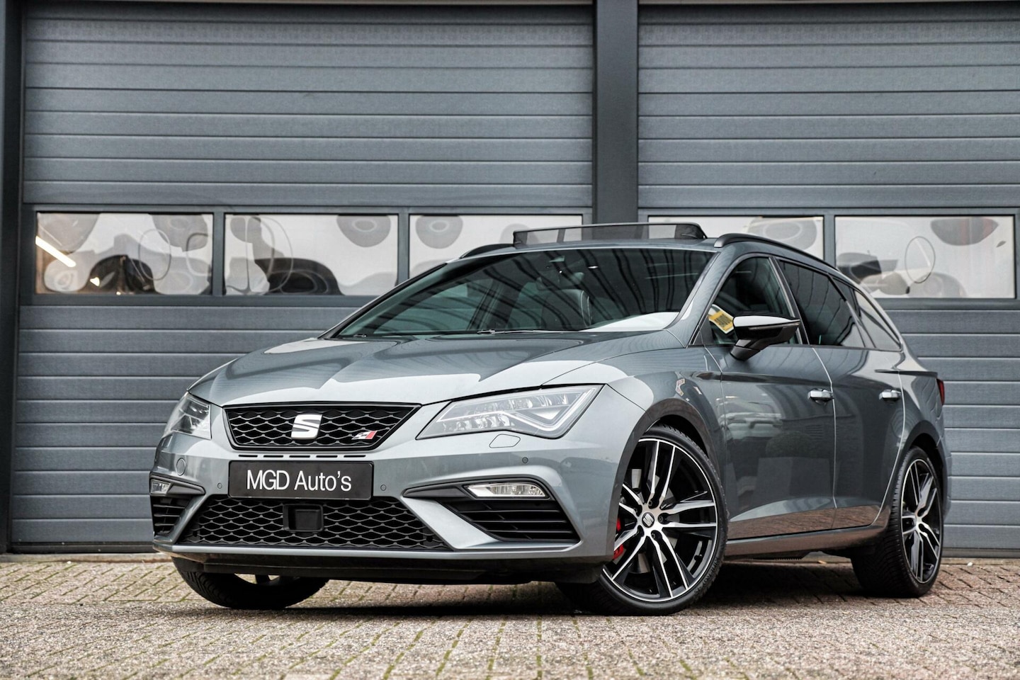 Seat Leon ST - 2.0 TSI CUPRA 300 /PANODAK/ACC/CARPLAY/SEAT-SOUND/PDC/STOELVERW.! - AutoWereld.nl