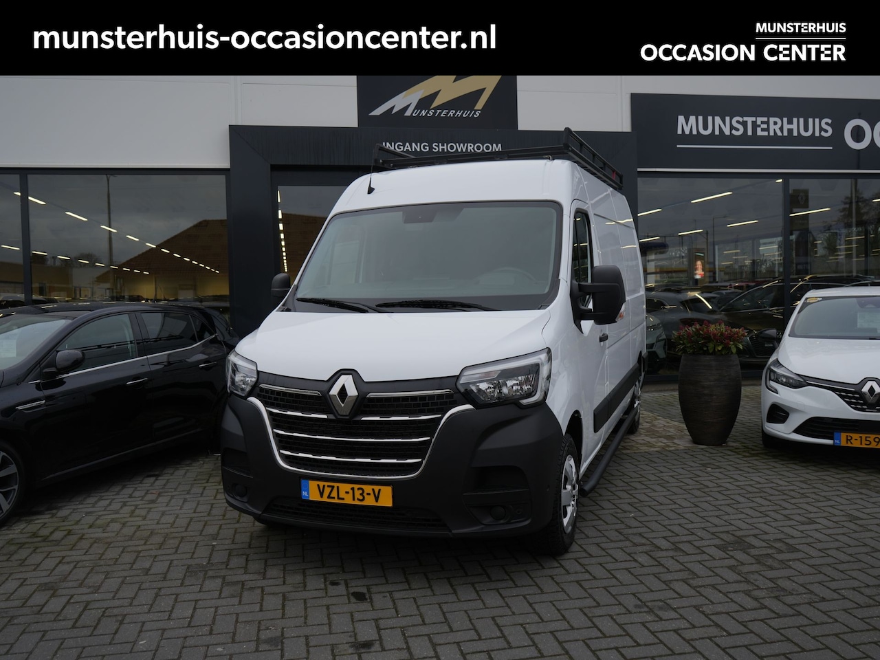 Renault Master - T35 2.3 dCi 135 L2H2 Work Edition Imperiaal - All seasonbanden - Sidebars - Laadruimtepakk - AutoWereld.nl