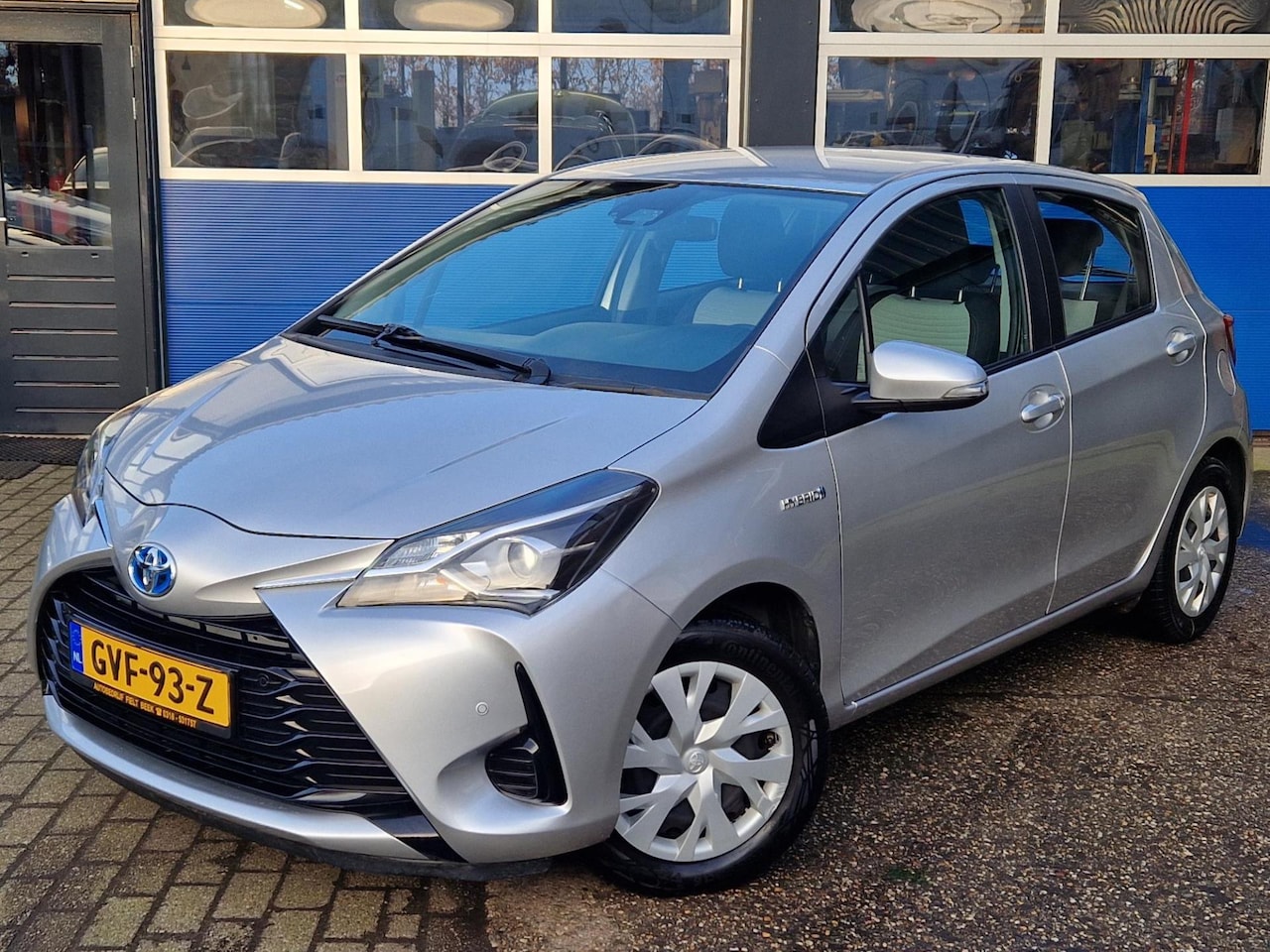 Toyota Yaris - 1.5 Hybrid Active / Automaat / Camera / ECC / Navigatie / Bluetooth / Stoelverwarming - AutoWereld.nl