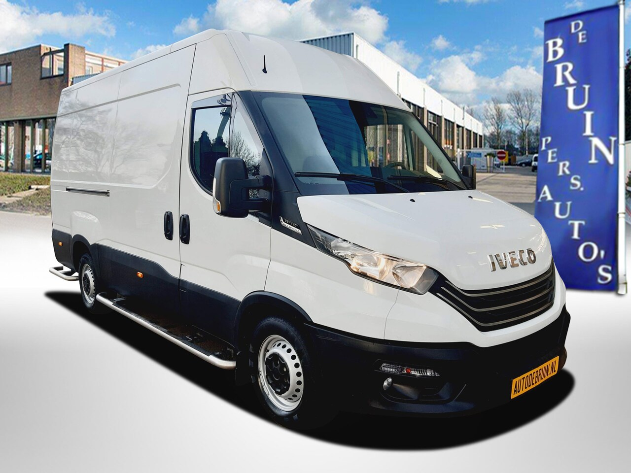 Iveco Daily - 35S14V L2/H2 Facelift 140Pk Autm. Airco Cruise control Trekhaak 3500 Kg - AutoWereld.nl