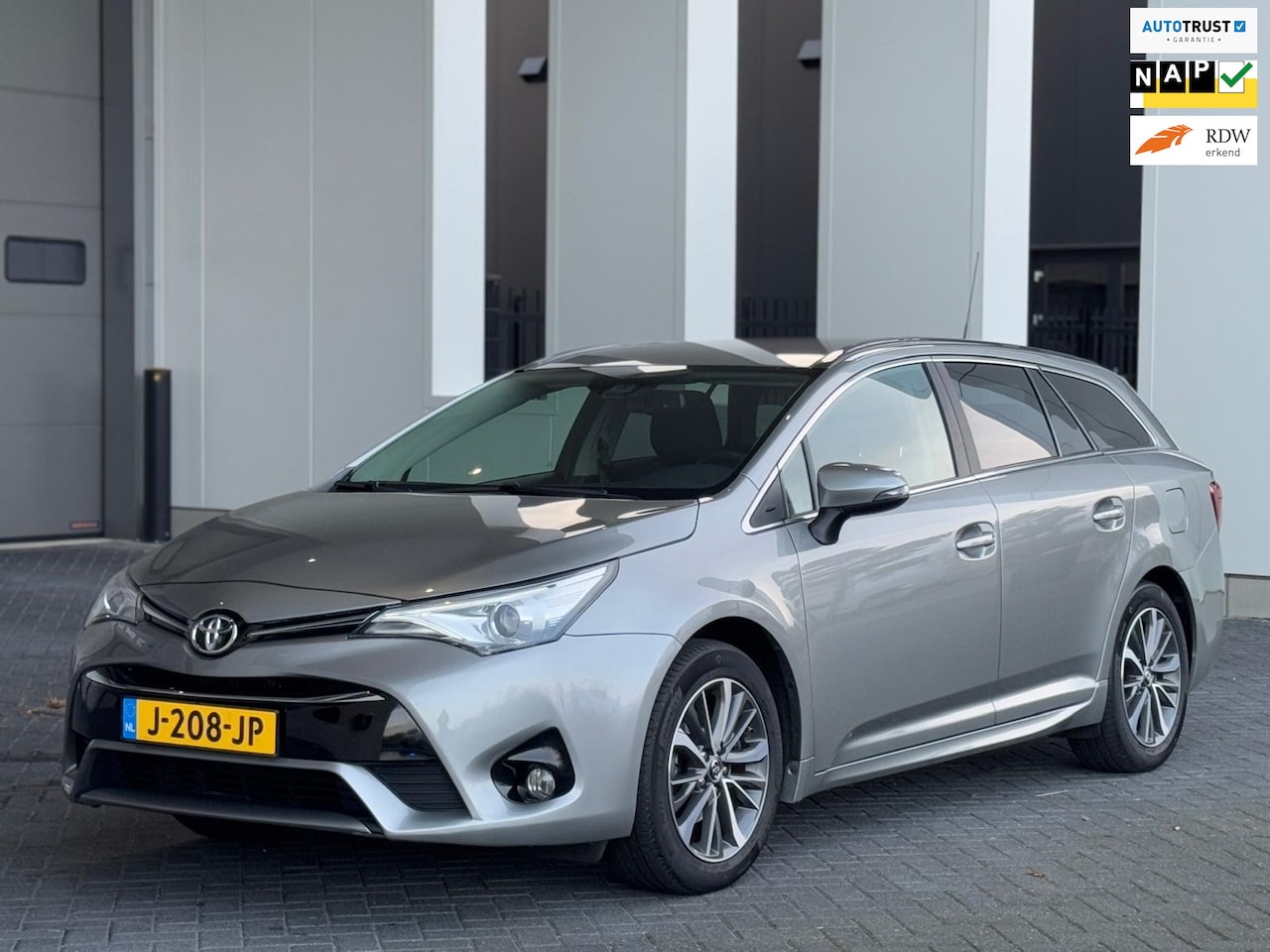 Toyota Avensis Touring Sports - 1.8 VVT-i Lease Pro 1.8 VVT-i Lease Pro, trekhaak, stoelverwarming, achteruitrijcamera,navigatie, climaat cont - AutoWereld.nl