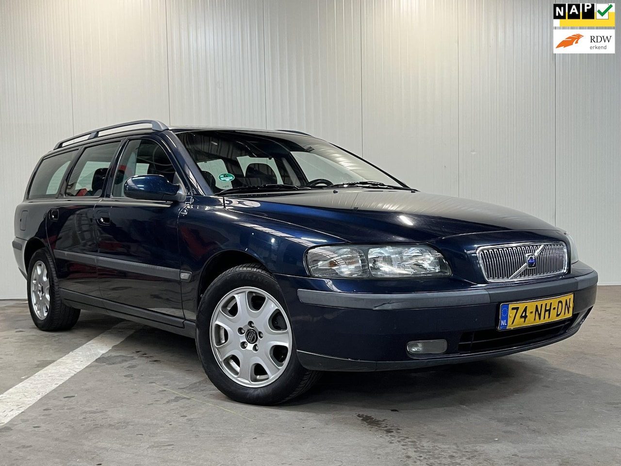 Volvo V70 - 2.4 T Comfort Line Automaat APK tot 12-2025! - AutoWereld.nl