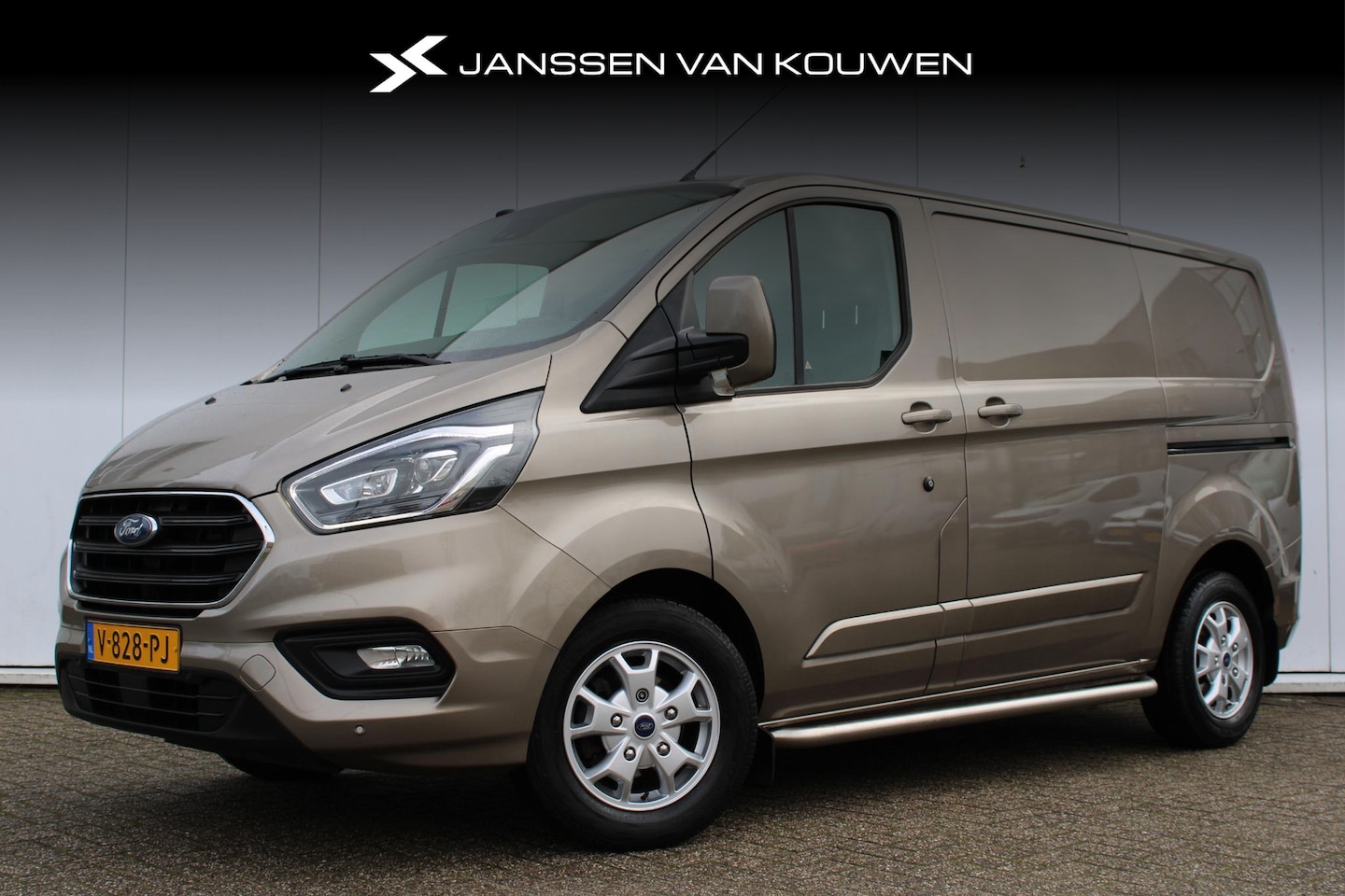 Ford Transit Custom - 280 2.0 TDCI 170 pk automaat L1H1 Limited Trekhaak / Navigatie / Parkeercamera - AutoWereld.nl