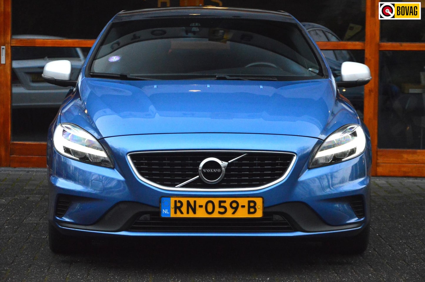 Volvo V40 - T4 R-Design | Panorama | Camera | Stoelverwarming | Standkachel | Volvo On-Call | Bluetoot - AutoWereld.nl