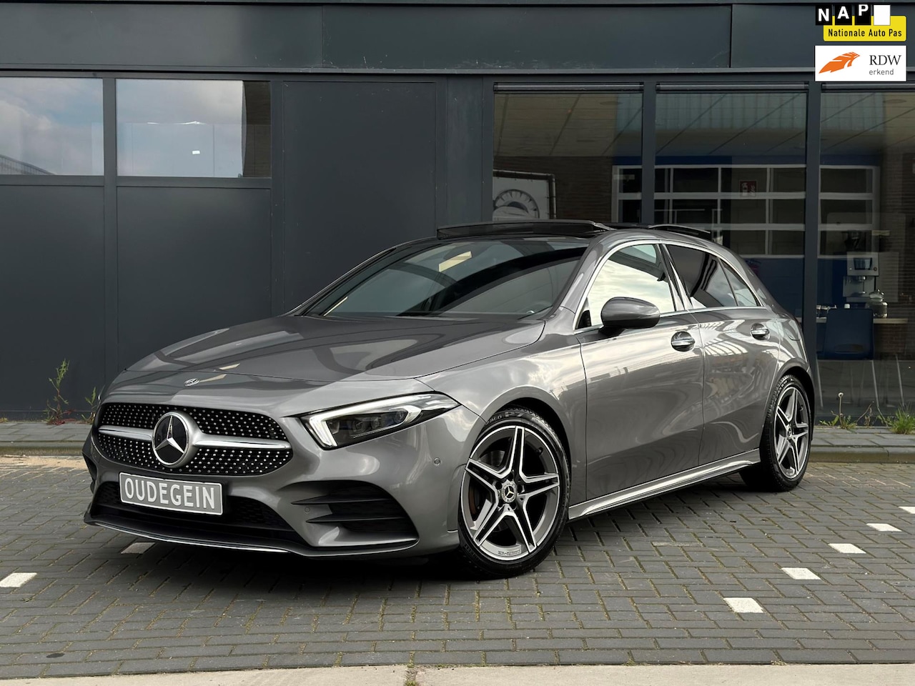 Mercedes-Benz A-klasse - 200 AMG / 2x Memory / Pano / Alcantara / Sfeer / MultiBeam Led / Keyless Go / - AutoWereld.nl