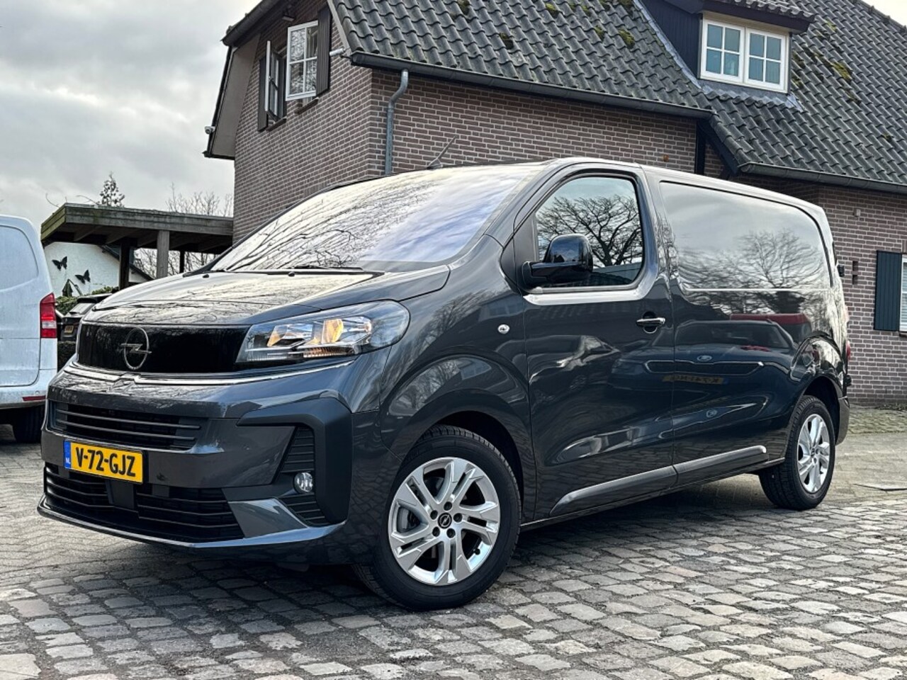 Opel Vivaro - 2.0 Diesel 145pk airco,navigatie - AutoWereld.nl