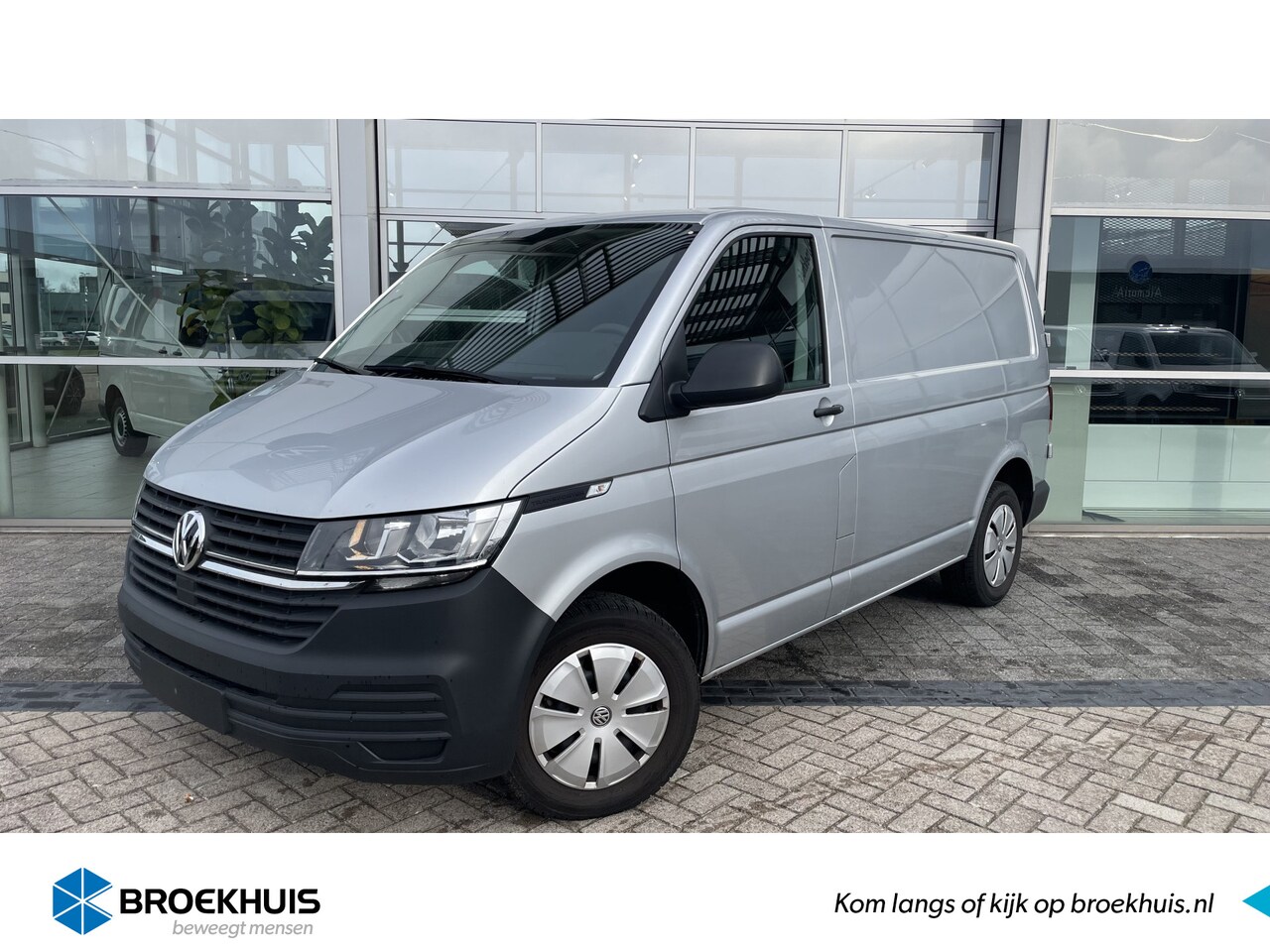 Volkswagen Transporter - 110 PK | L1 | Airco | Stoel en bank verwarming | PDC v+a | DAB | 4 season banden - AutoWereld.nl