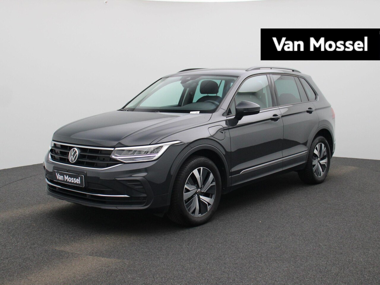 Volkswagen Tiguan - 1.4 TSI eHybrid 245PK | Life Automaat | All Season Banden | Navigatie | Elektrische Achter - AutoWereld.nl