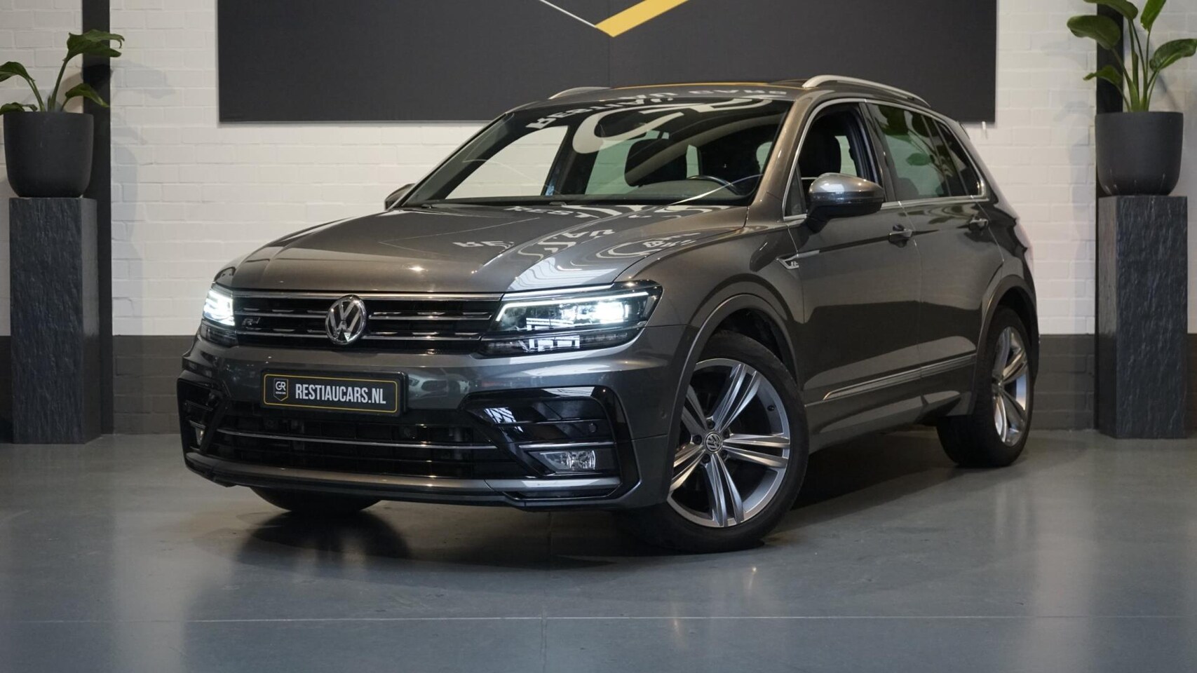 Volkswagen Tiguan - 1.5 TSI 3x R-Line AUTOMAAT-ACC-CAMERA-CLIMA-FULL LED-KEYLESS-LEDER-MEMORY-NAVIGATIE-PANORA - AutoWereld.nl