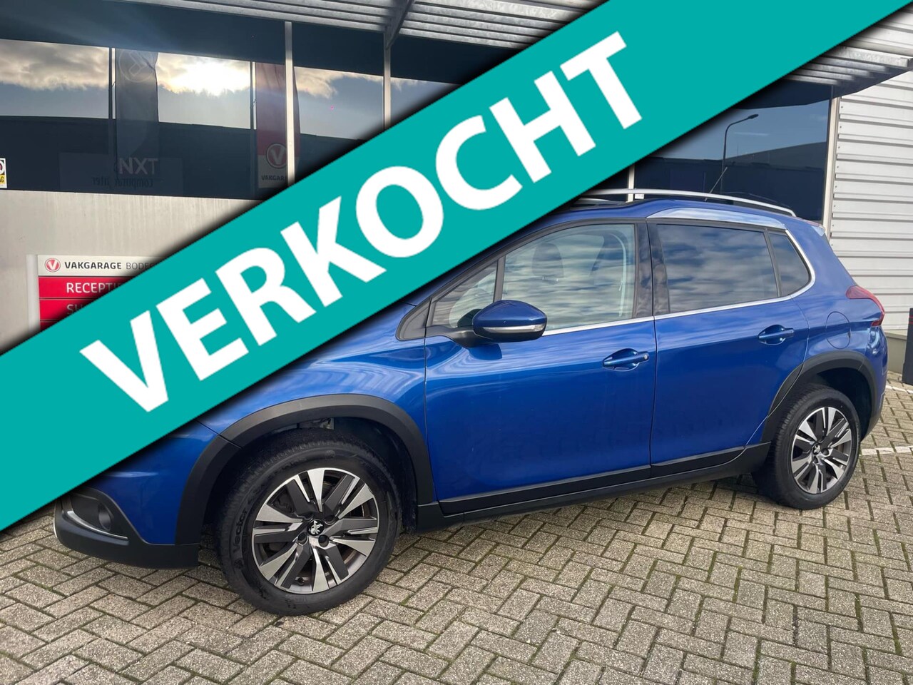 Peugeot 2008 - 1.2 PureTech Allure / panoramadak / trekhaak - AutoWereld.nl