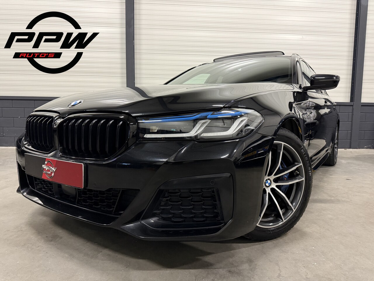 BMW 5-serie Touring - 530e M-Sport BLACK ALL BLACK PANO/HEAD-UP/H&K/ACC/LEER-SPORT/ADAPTIVE ONDERSTEL/LASER/KEYL - AutoWereld.nl