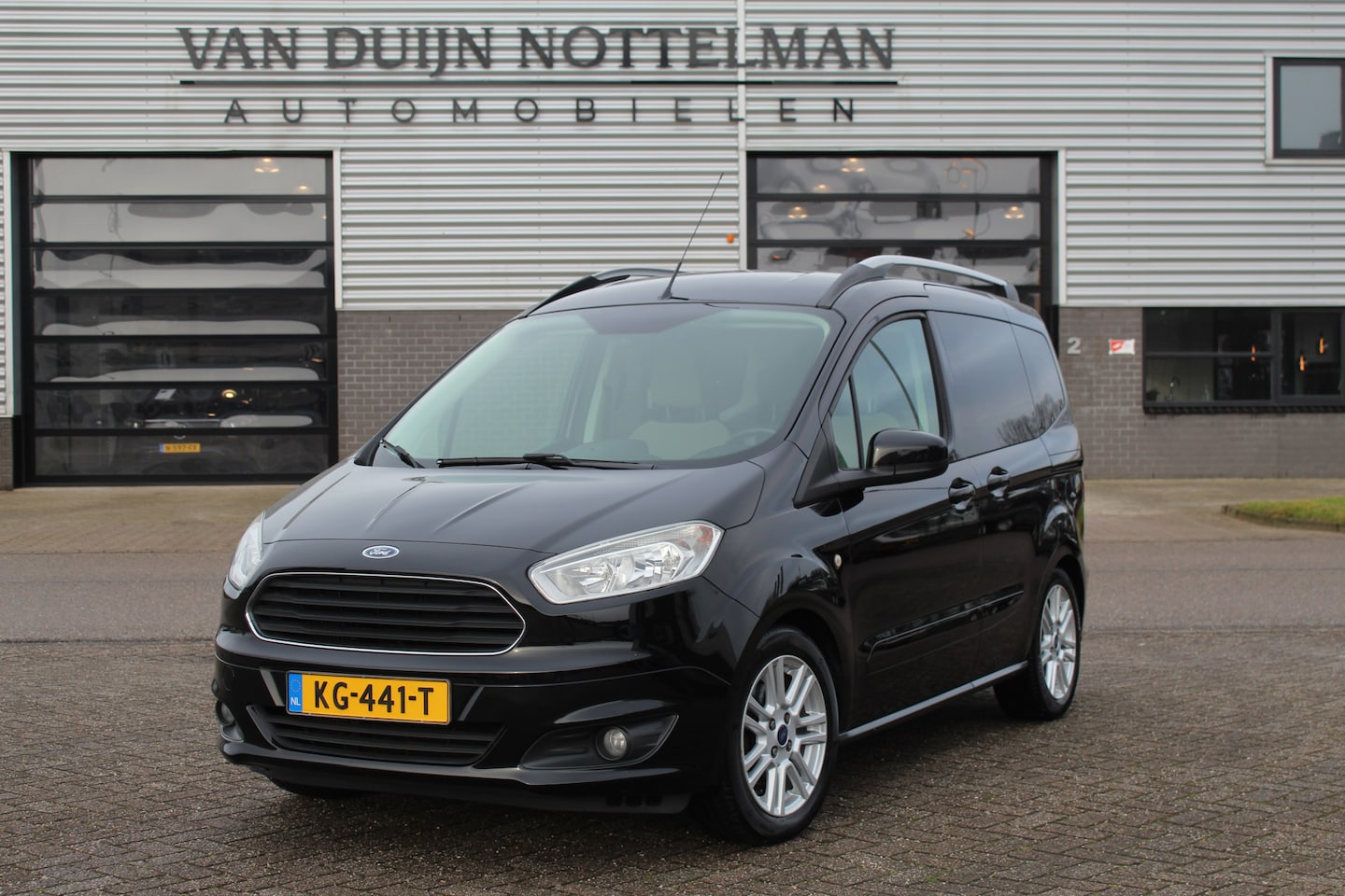 Ford Tourneo Courier - 1.0 Titanium / Navigatie / Trekhaak / N.A.P. - AutoWereld.nl