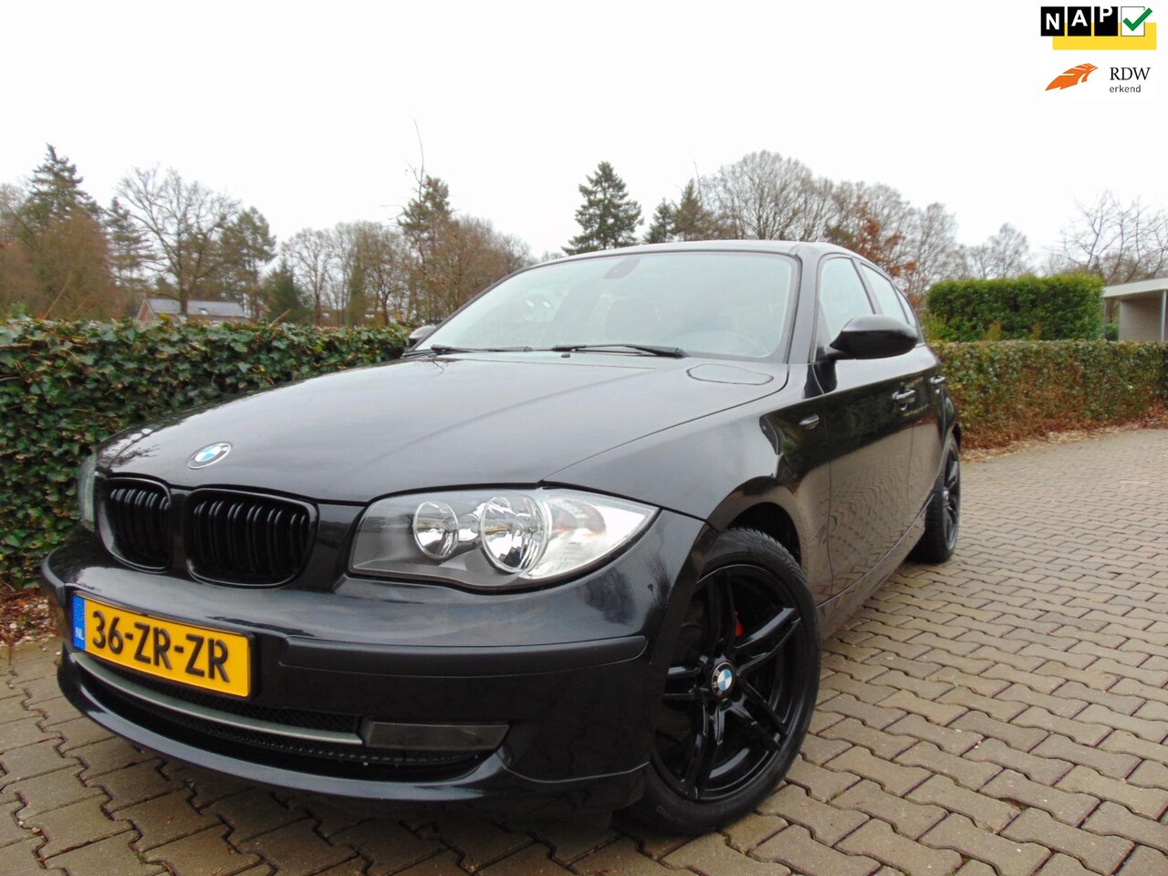 BMW 1-serie - 116i Executive 5-DRS. , Airco / Elec.Pakket / Isofix / 17"Lm Velgen / Trekhaak Afneembaar. - AutoWereld.nl