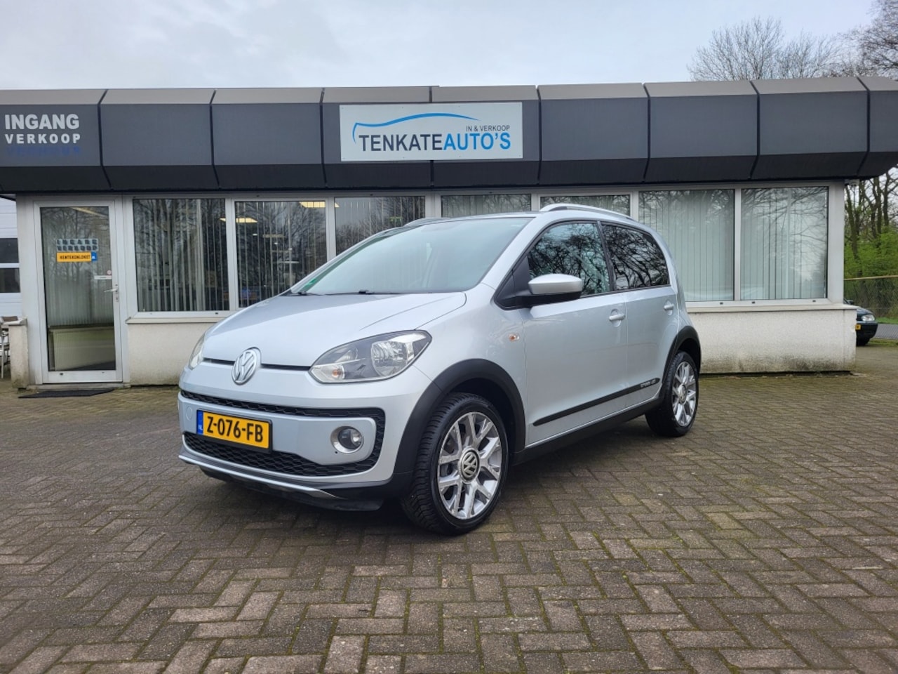 Volkswagen Up! - 1.0 cross up! BlueM. Navi Airco Lichtmetaal 16 inch Stoelverwarm - AutoWereld.nl