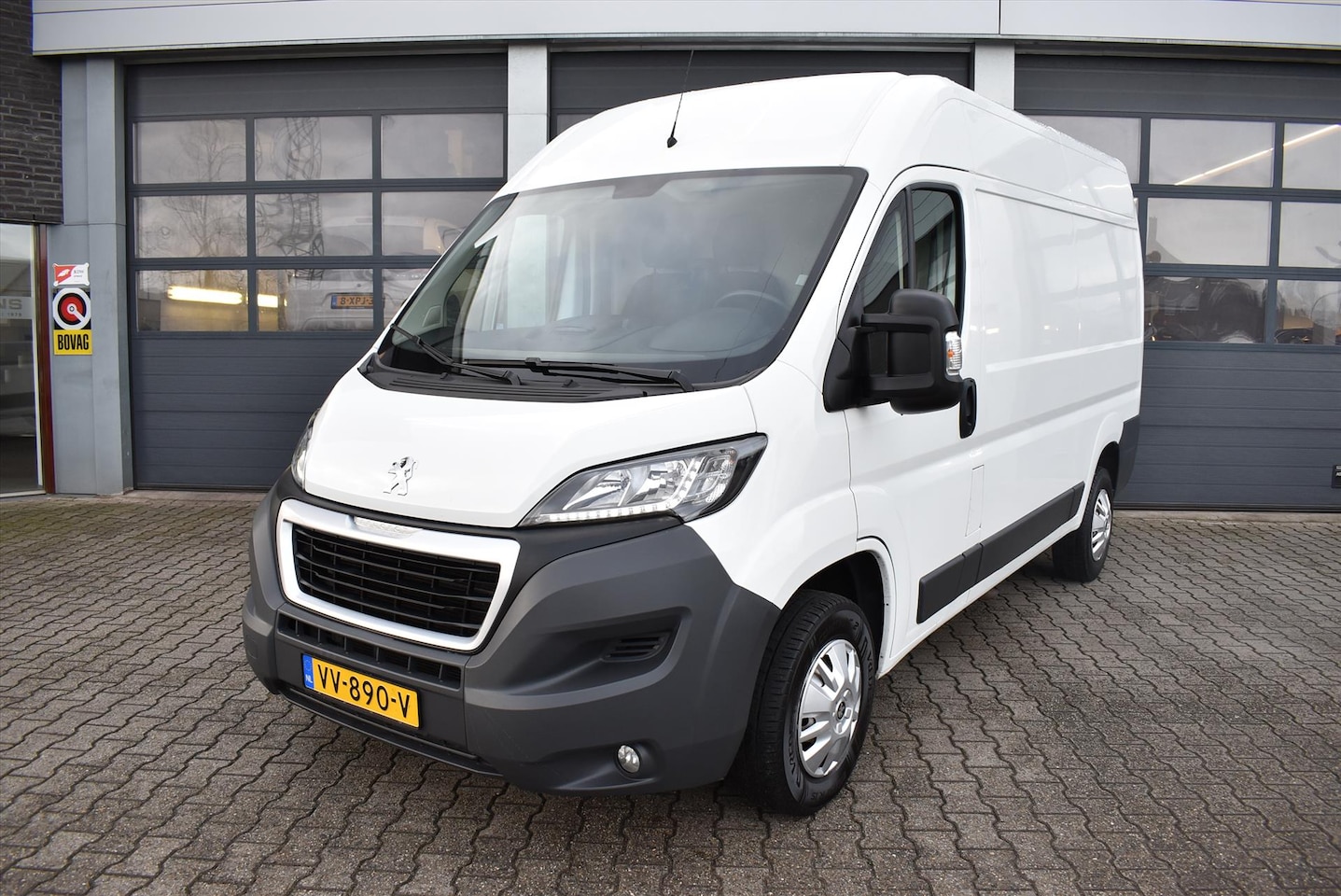 Peugeot Boxer - GB 330 L2H2 2.2 HDI 130pk Première - AutoWereld.nl