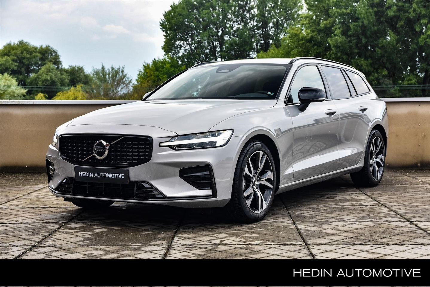 Volvo V60 - 2.0 B3 Plus Dark Elektrisch Verstelbare Voorstoelen | Adaptieve Cruise Control | Apple Car - AutoWereld.nl