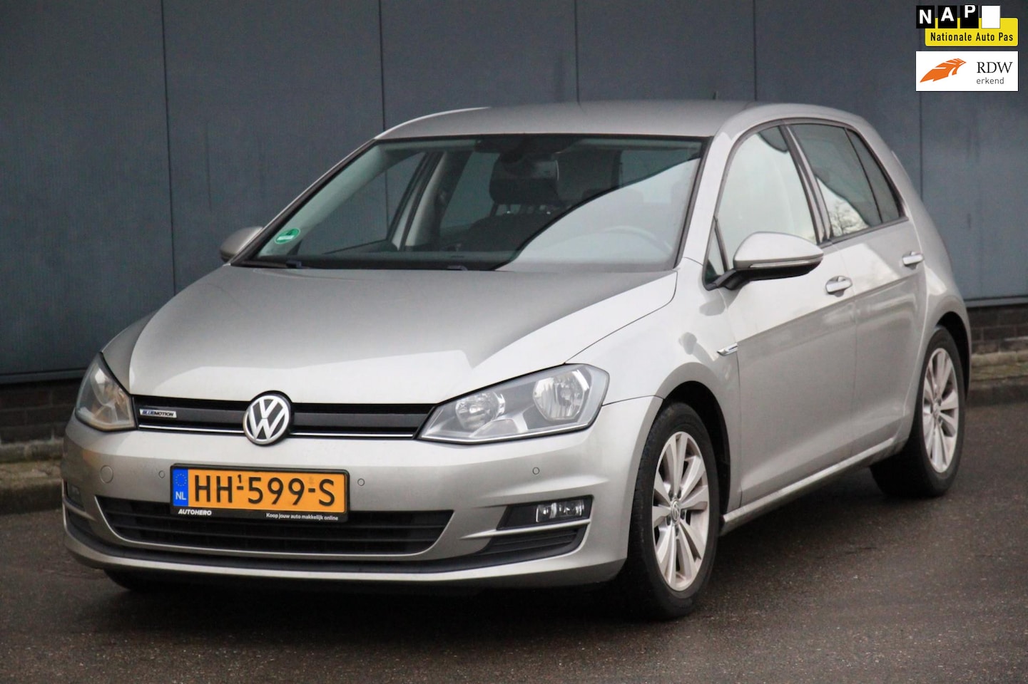 Volkswagen Golf - 1.0 TSI Comfortline Navigatie/Parkeersensor v,a/Lmv/Cruise - AutoWereld.nl