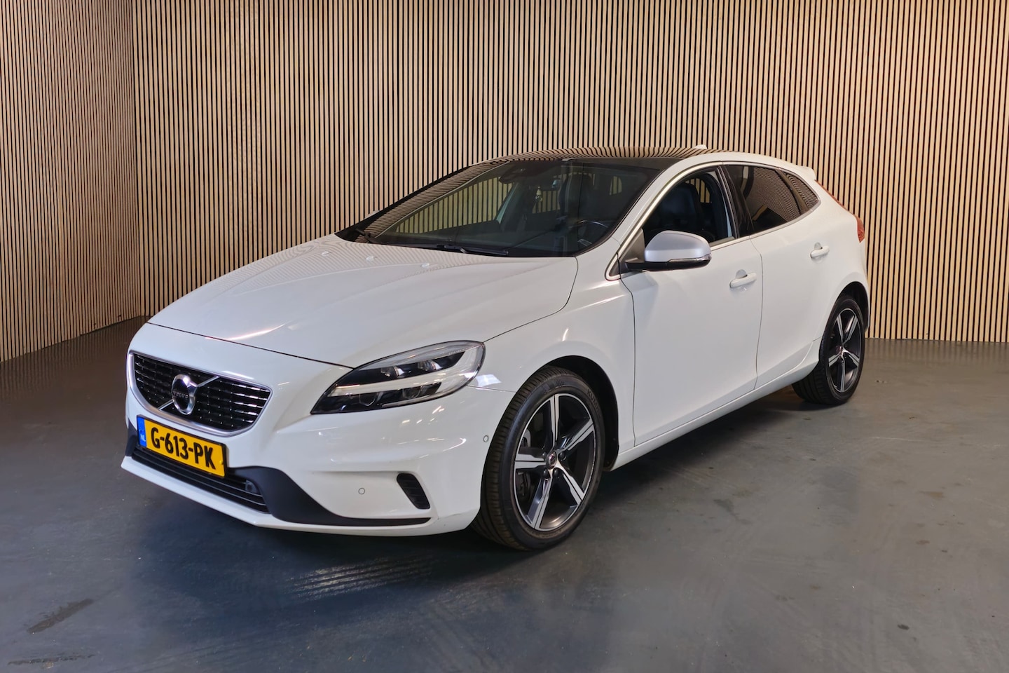 Volvo V40 - 1.5 T3 Polar+ Sport R-Design - Automaat - Panorama dak - Stoelverwarming - Navi - Park. se - AutoWereld.nl