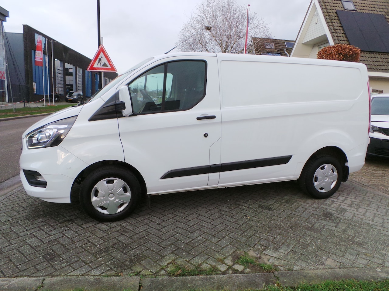 Ford Transit Custom - 280 2.0 TDCI L1H1 Trend Airco,Cruise,Navi,camera,Pdc,Trekhaak 3 persoons - AutoWereld.nl