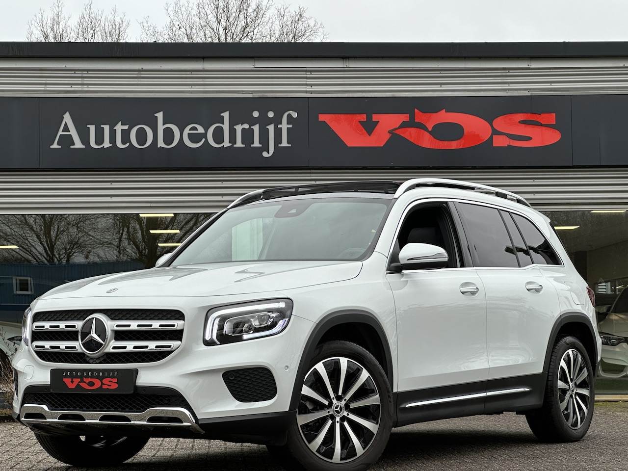 Mercedes-Benz GLB - 200 Luxury Line | Panodak | Trekhaak | Sfeer | Camera | Keyless - AutoWereld.nl