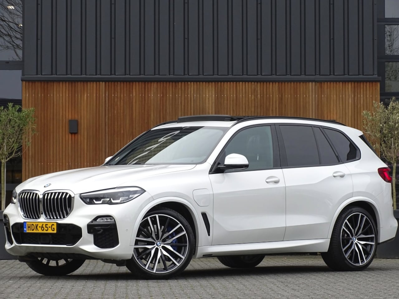 BMW X5 - 45e 394PK / M-Sport / Skylounge / 2020 / Harman Kardon / LED - AutoWereld.nl