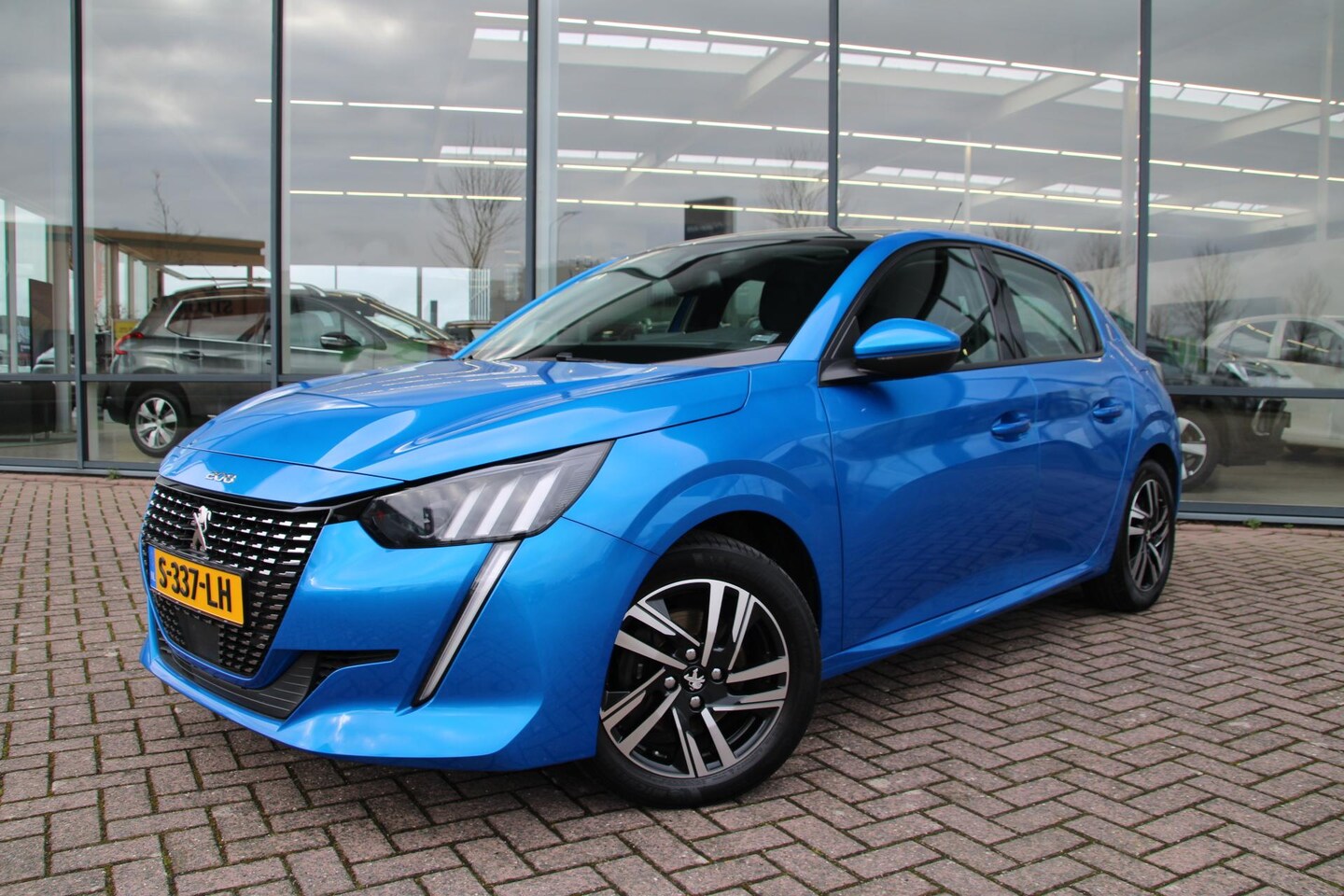 Peugeot 208 - 1.2 PureTech 100pk Blue Lease Allure Automaat Airco Navi Camera Carplay - AutoWereld.nl