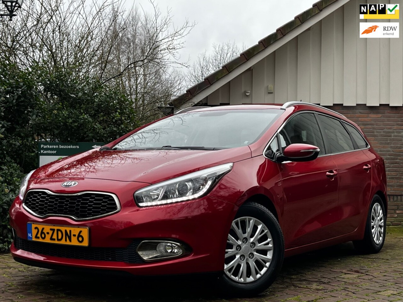 Kia Cee'd Sportswagon - 1.6 GDI Plus Pack | Facelift | RIJKLAAR| Rood metallic | Dealer OH | Luxe, trekhaak & wint - AutoWereld.nl