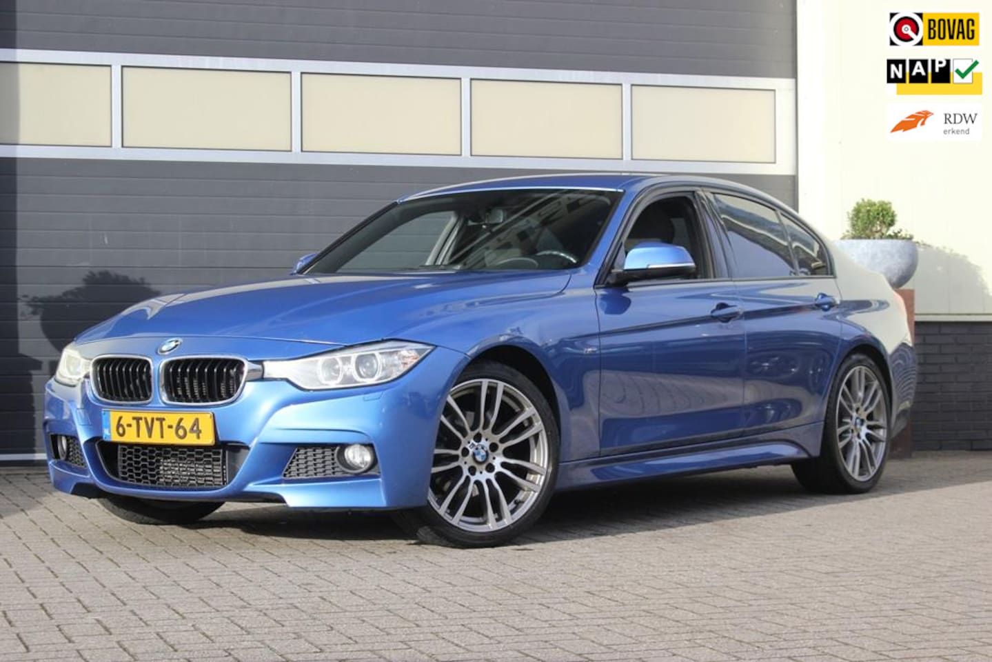 BMW 3-serie - 316i Executive M Sport | B45 Estoril-Blau | - AutoWereld.nl