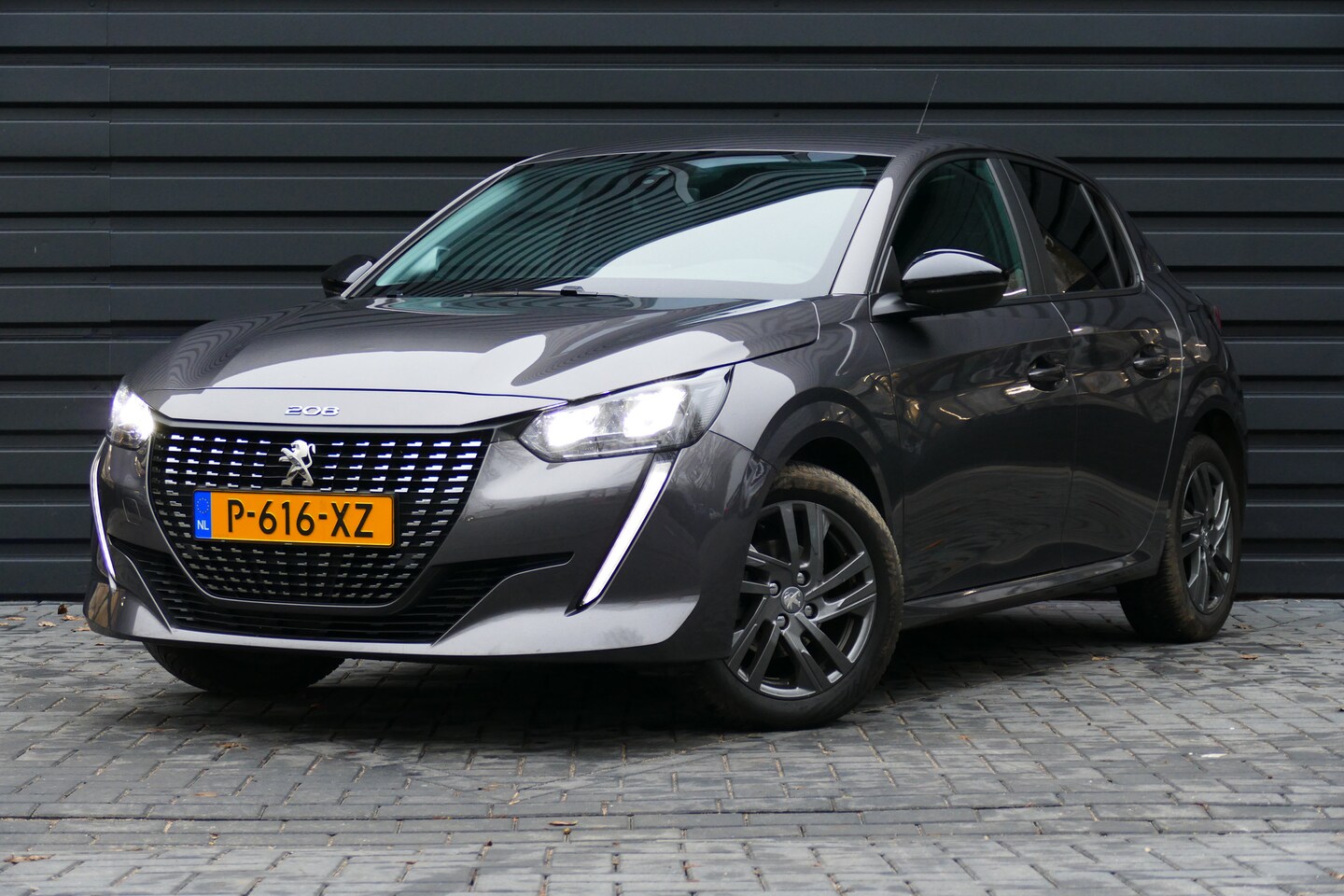 Peugeot 208 - 1.2 PURETECH 75PK 5-DRS ACTIVE PACK / NAVI / LED / AIRCO / PDC / 16"LMV / BLUETOOTH / CRUI - AutoWereld.nl